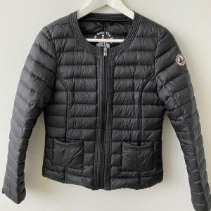 Just over the top dunjacka - Tunn dunjacka från Just over the top (JOTT). Sitter figursytt och passar bra att ha under större tunnare jackor. Jackan är knappt använd och är i nyskick! 