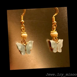 Guldörhängen blå fjäril  - ♡Fjärilsörhängen♡ (emalj, blå) lite blåare i verkligheten💙kan visa fler bilder✨kolla in mina andra smycken, Harry Potter prylar, Pride, mer fjärilar m.m! Frakten blir 12kr hur mkt du än köper!