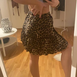 Leopard kjol strl S💘 - Leopard kjol som passar perfekt till sommaren, används några fåtal gånger men väldigt bra skick på den.🦋💓