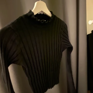 Tröja - En croppad tröja från zara i storlek s. Bra skick. 100 + frakt