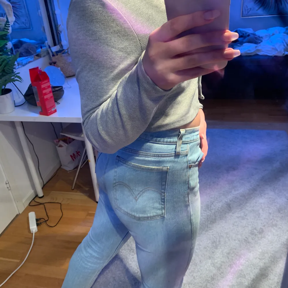 Dessa jeans är köpta på en Levis butik i Danmark i strlk 28 och blivit använda fler tal gånger. Dem sitter lite litet på mig men är extremt fina!  . Jeans & Byxor.