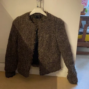 Jacka - Super fin ”kostym” jacka eller snarare lite finare jacka i storlek XS från mango, knappt använd vill bara bli av med den! Pris kan diskuteras