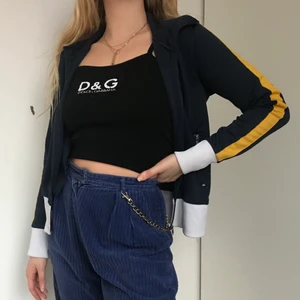 90-tal tröja - Super fin tröja med 90-tals stil. Super bra skick. Står storlek M men den passar mig fin fint som har storlek XS/S. Väldigt strechiga material. Budgivning kan förekomma.