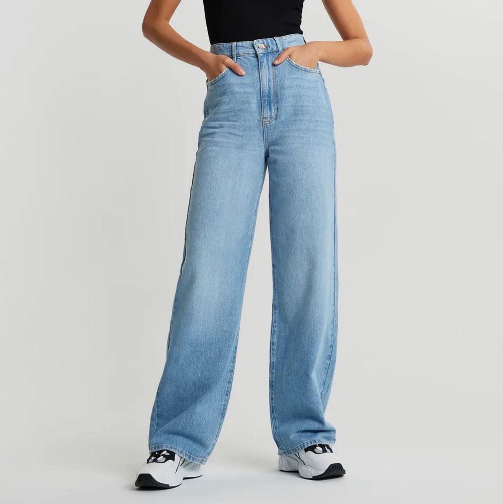 Oanvända högmidjade jeans från Gina Tricot. Idun wide i storlek 34. Skickas med postnord för 66:- som du betalar utöver jeansens pris. . Jeans & Byxor.