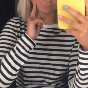 Randig tröja  - Tröja från weekday, nyskick 