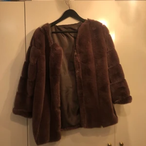 Kappa strl xs-s - Lila päls kappa storlek xs-s, aldrig använd. Säljes för 200kr.