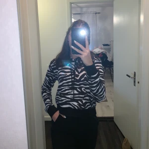 Zebra hoodie  - As cool zebra hoodie, köpte den från na-kd. 