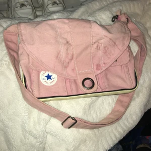 Converse väska  - Ascool väska som ser ut som en Converse sko. En aning solblekt och lite fläckar på utsidan men fortfarande fin. Köpare står för frakt 🚚 🌸 
