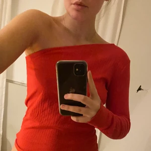 Röd ribbad enarmad tröja - Fin tröja som passar till fest och vardags. Använd fåtal gånger