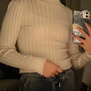 Tröja - Säljer denna super fina och oandvända+nya tröjan! Den är ifrån NA-KD och säljs pga att jag har en nästan likadan. Storleken är xxs.