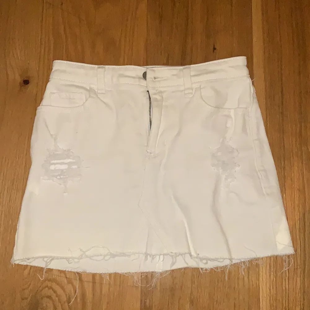 Säljer denna sjukt snygga vita jeans kjolen från hollister då den tyvärr blivit för liten. Kjolen passar med allt nu till sommaren:)Skriv priv för fler bilder eller frågor🥰Frakten tillkommer. Kjolar.