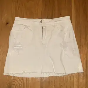 Säljer denna sjukt snygga vita jeans kjolen från hollister då den tyvärr blivit för liten. Kjolen passar med allt nu till sommaren:)Skriv priv för fler bilder eller frågor🥰Frakten tillkommer