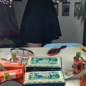 Svart kjol - Svart kjol som går under rumpan. Använd ett fåtal gånger, inga märken mm. Storlek S, köpar står för frakten