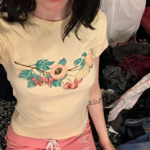 Tröjor - Tröjor från Urban outfitters. Använda fåtal gånger. Dom croppade i stl M men funkar som mindre om man inte vill att den ska va tight. 100kr inkl frakt. Den gula t shirten är i stl s, också 100kr inkl frakt💕💖💕