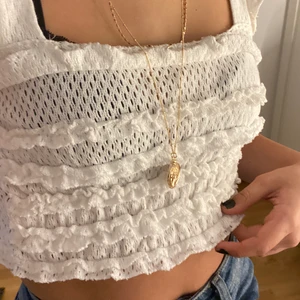 Zara topp - Så fin vit zara topp som jag köpte för 150kr så säljer för 90kr, säljer för att den blivit för liten. Fraktar dagen den blir köpt