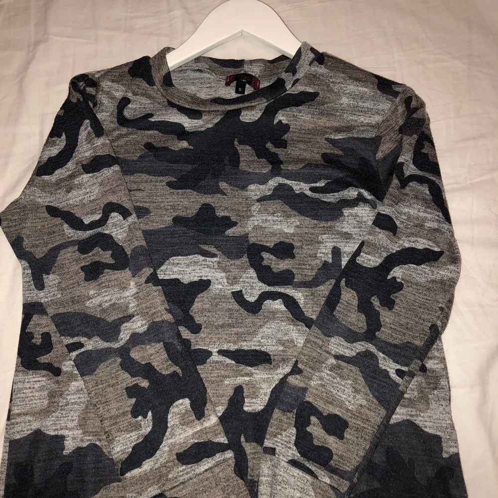 Fin tröja från Madlady super skön militär mönstrad! Finns nog inte kvar att köpa mer på hemsidan!. Tröjor & Koftor.