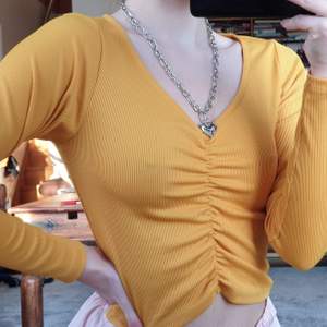 Fin gul tröja från bikbok i storlek S, använd men fortfarande i bra skick. Säljer för 70 kr, köpare står för frakt på 48 kr. ❤️ 