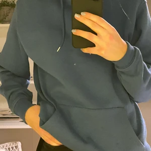 Blå hoddie - Helt oanvänd blå hoddie. Skönt material och inga tecken på användning. Skriv vid intresse för fler bilder!köpt för 549kr.