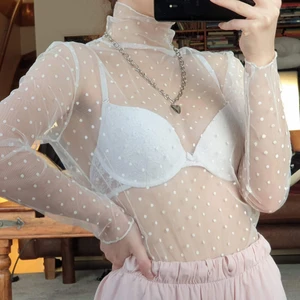 Mesh toppar - Fina mesh toppar i svart och vit. Båda i storlek S/36, säljer då jag inte får användning för dem. I bra skick. Köp båda för 100 kr eller enskild för 60 kr. Köpare står för frakt. ❤️ 