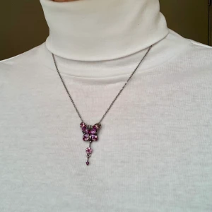 Halsband med fjäril - Några kristaller har ramlat av, se bilderna för referens 🦋