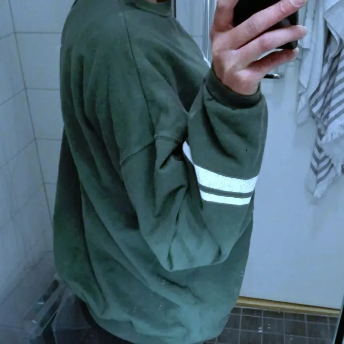 Mysig sweatshirt från Pull and bear, använd en handfull gånger 🌵 frakt ej inkl. Tröjor & Koftor.