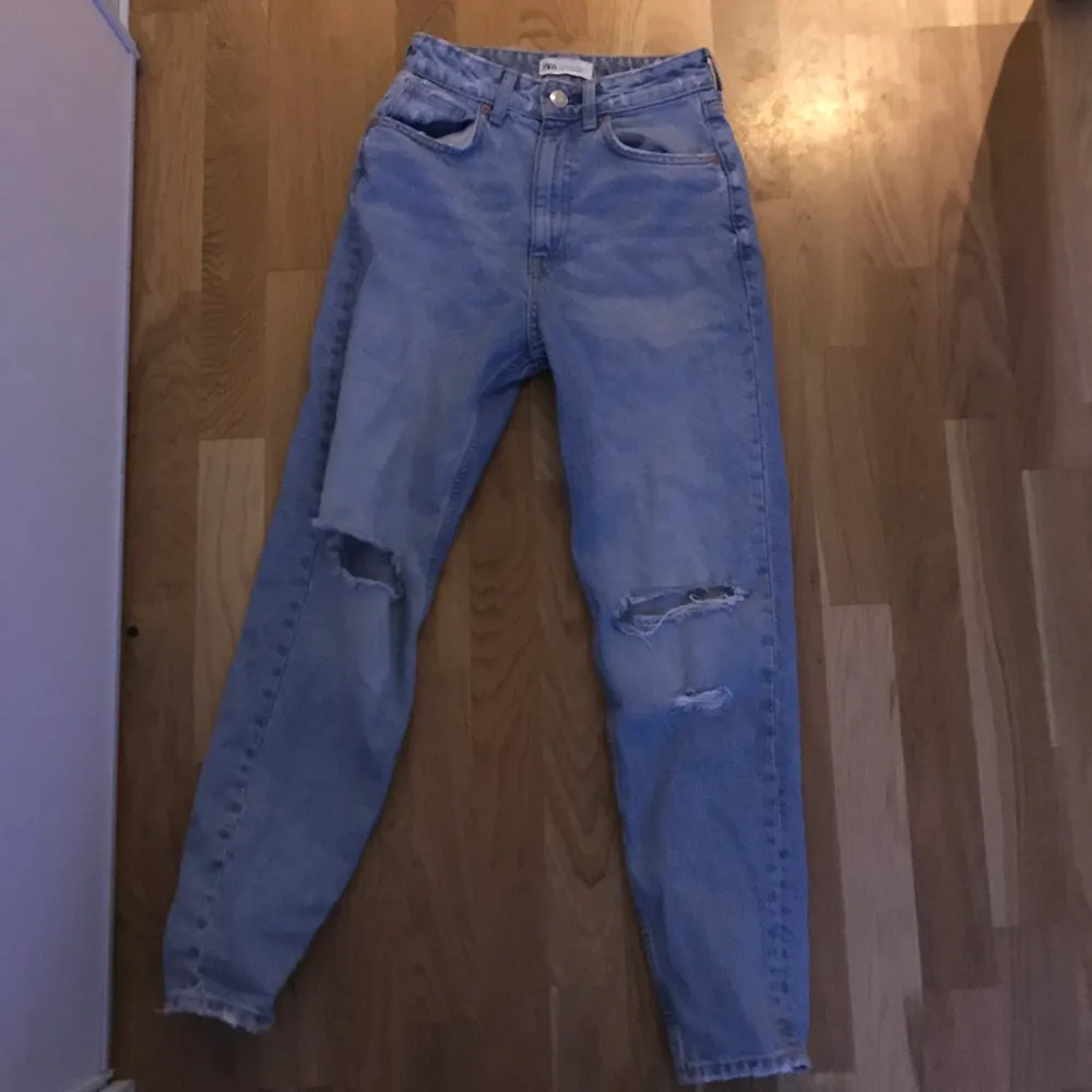 Ripped jeans från Zara i XS! Buda i kommentarerna!. Jeans & Byxor.