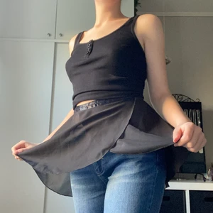 Svart mesh kjol - Svart mesh kjol som man knyter runt midjan, egentligen till för när man dansar att ha över dansdräkt därför är den väldig genomskinlig men skulle nog funka att ha något under om man vill ha den till vardag, fri frakt✨