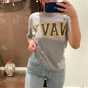 Vintage Oversized T-shirt - Grå vintage college t-shirt i oversized passform. 