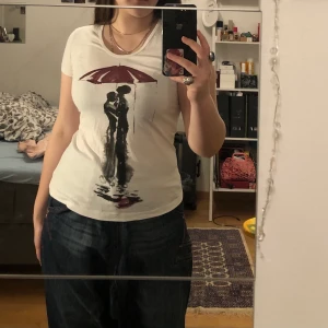 tröja - speciell designad tisha. sitter figursmässigt i samband med ens kropp och gjord av väldigt bra material <3