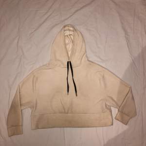 Croppad, créme- färgad hoodie i det mjukaste materialet! Köpt från Zara, strl M. Säljer för 75kr + frakt :)