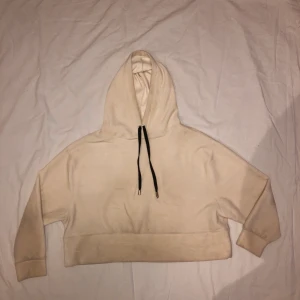 Croppad hoodie - Croppad, créme- färgad hoodie i det mjukaste materialet! Köpt från Zara, strl M. Säljer för 75kr + frakt :)