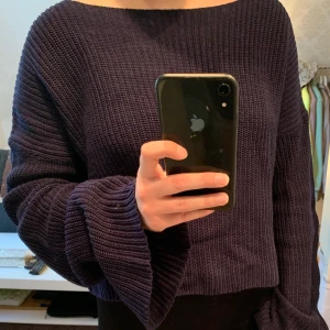 blå stickad  - fint skick! köpt på nakd. 