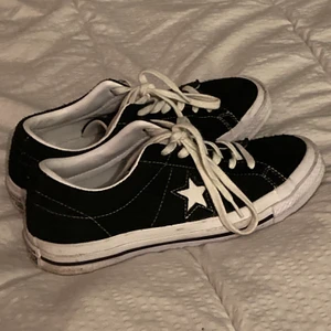 converse one star ox  - jättesnygga converse i storlek 39!! säljer pga köpt i för liten storlek och bara använda några gånger. tvättar såklart skorna noggrant innan de säljs och dem följer med i lådan dem är köpta i. (nypris 850) köparen står för frakten själv💕