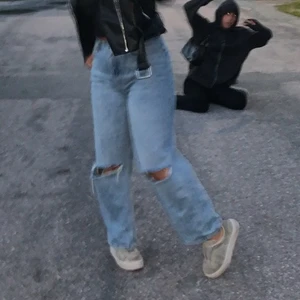 jeans med hål - blåa vida jeans med hål från asos. jättesnygga men använder inte