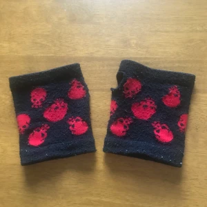 Dödskalle handskar - Fingerfria handskar, perfekt om du vill bära ringar samtidigt som du har fräna handskar på dig! Frakt är 12 kr. Köp nu 😊