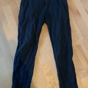 Mörkblåa tygbyxor från H&M - Mörkblåa tygbyxor från H&M. Jag skulle säga att de passar M/L. Köparen betalar frakt 