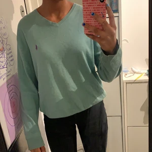 Tröja - Grön tröja från Ralph lauren i väldigt bra skick sitter som en M, använd fåtal gånger, kan mötas och fraktas, 