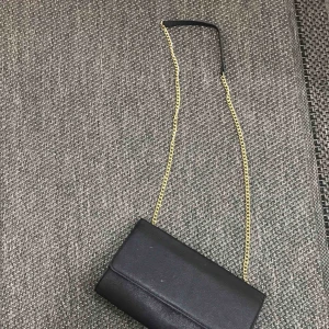  - Supersnygg svart väska med guld detaljer