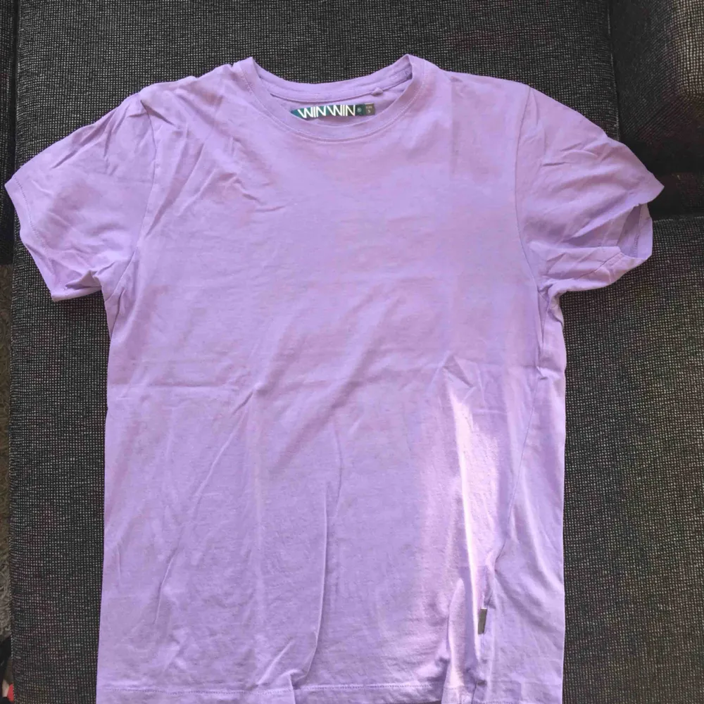 hej! jag säljer min lila t shirt som jag aldrig använt! den är inköpt på carlings från märket WinWin och kostade 199kr💞 fraktar!. T-shirts.