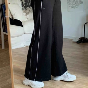  - Vida byxor i mjukistyg med fickor. Finns att hämta i Åkersberga eller frakt 50kr :)