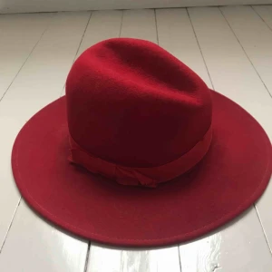  - Röd filthatt i 100% ull. Köparen står för frakt eller möts i Gbg ✨