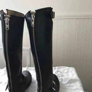  - Höga Johnny Bulls i storlek 38. Frakt tillkommer