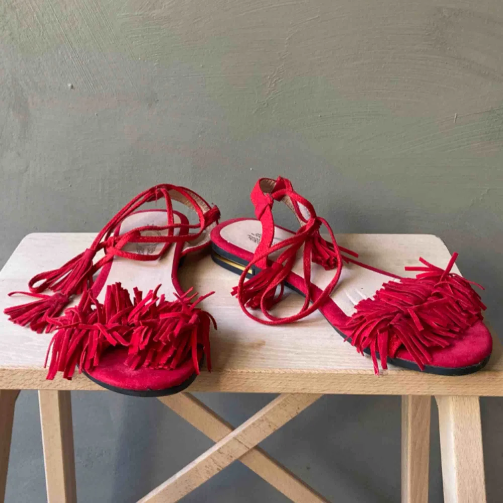 Fina röda sandaletter med knyten och toffsar från Be Site. Knappt använda, i mycket gott skick. Köparen betalar frakten 📦 tar swish ✨. Skor.