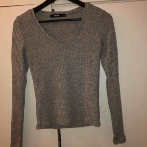  - Ribbad grå tröja från Bikbok i bra skick finns inga slitage! 