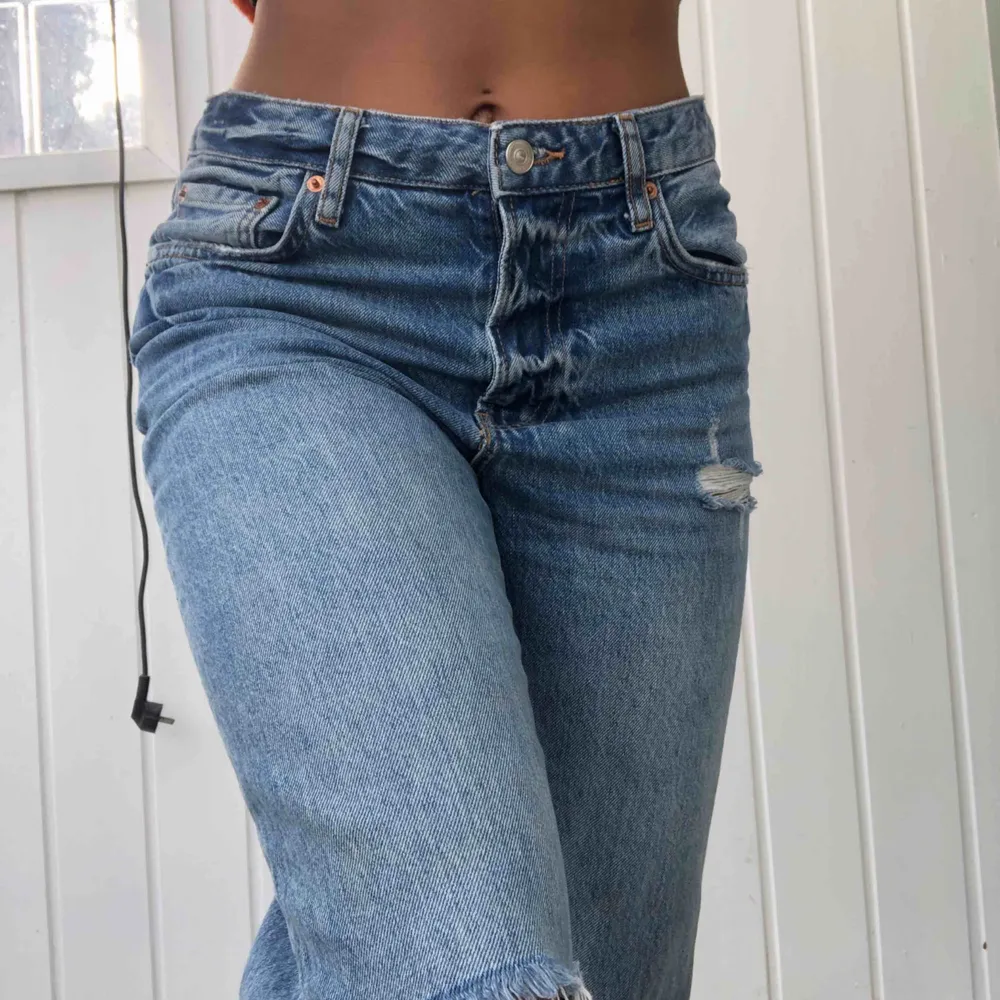 Säljer ett par zara jeans som är väldigt efterfrågade!!  storlek 36, . Jeans & Byxor.