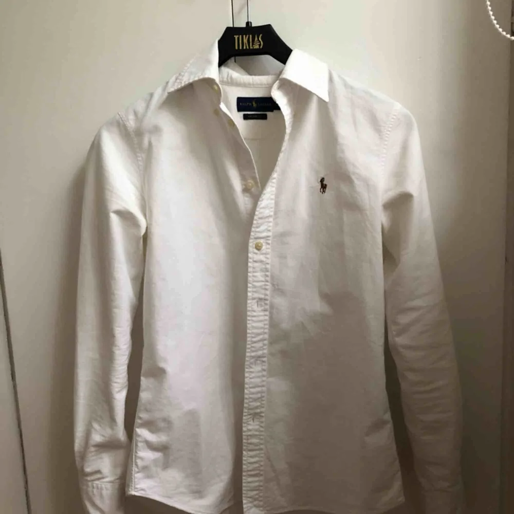 Mycket fin vit skjorta från Ralph Lauren. Lite grövre material. Storlek S, funkar för XS men risk för att den är för lång. Säljs för 300kr + frakt, original pris runt 900-1000kr. Kan eventuellt mötas upp i Stockholm. 💙. Skjortor.