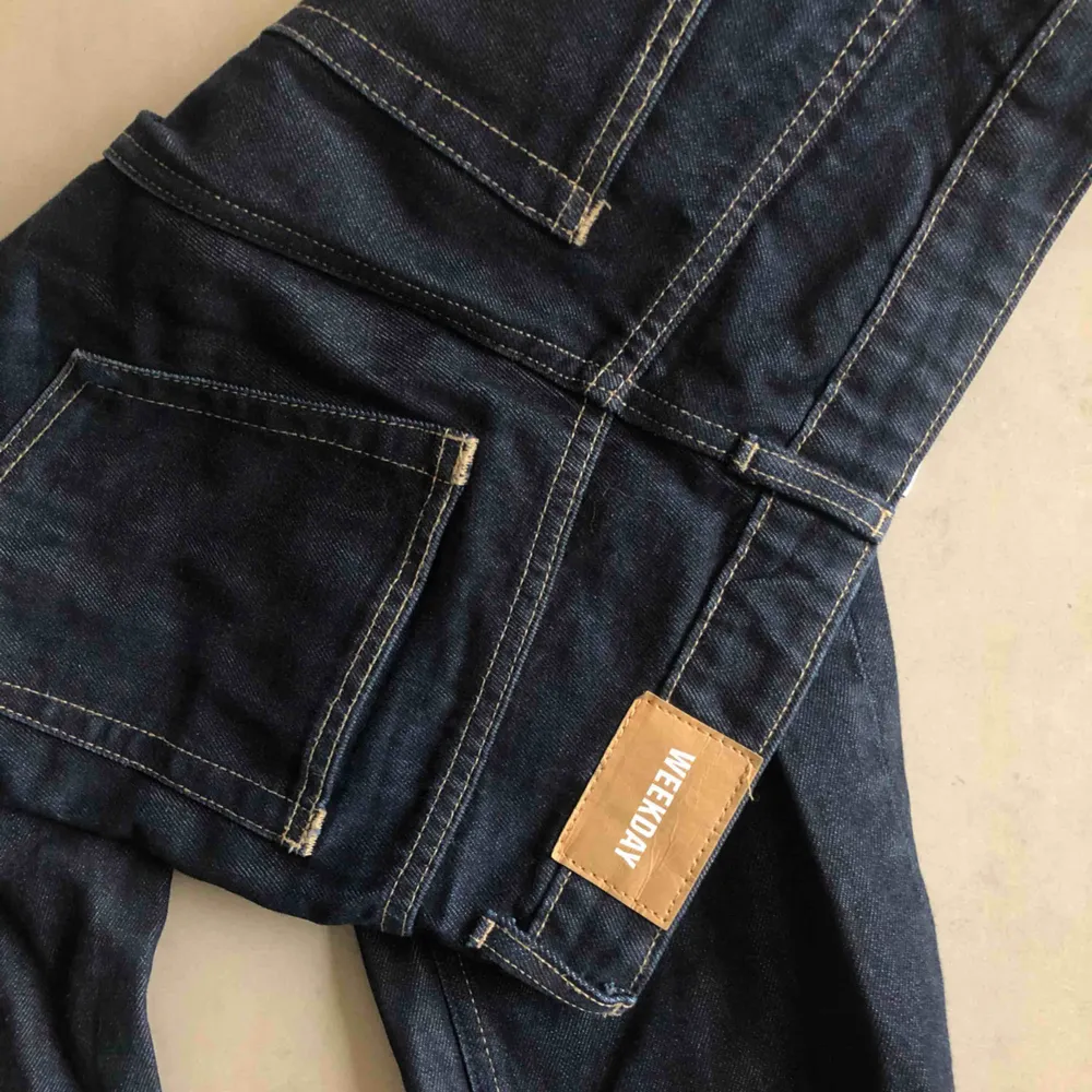 Supersnygga raka VOYAGE jeans i fin sick från weekday! . Jeans & Byxor.
