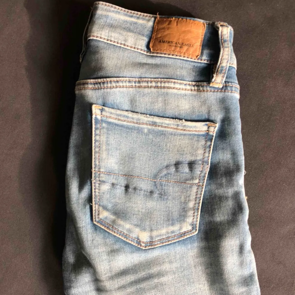 Såååå sköna och stretchiga jeans med slitningar från American Eagle (köpta i usa) i storlek ”00” vilket motsvarar en W23/24 vilket är som en XS. Kan mötas upp i Stockholm eller så står köparen för frakt.. Jeans & Byxor.