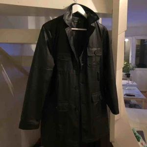  - Säljer en super snygg skinnkappa i storlek 36