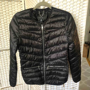  - Tunn jacka med ”dunfyllning” (SYNTET). 